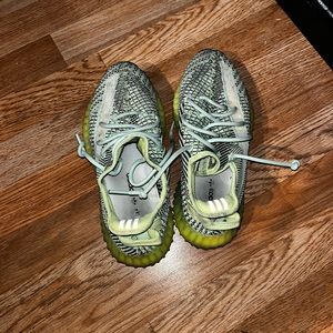 Yeezy Boost 350 Yeezreel size 8 💚💚